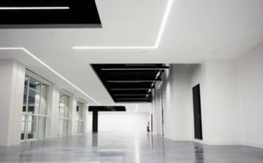 Հասկանալով ժամանակակից առաստաղների անթերի գծային լուսավորությունը